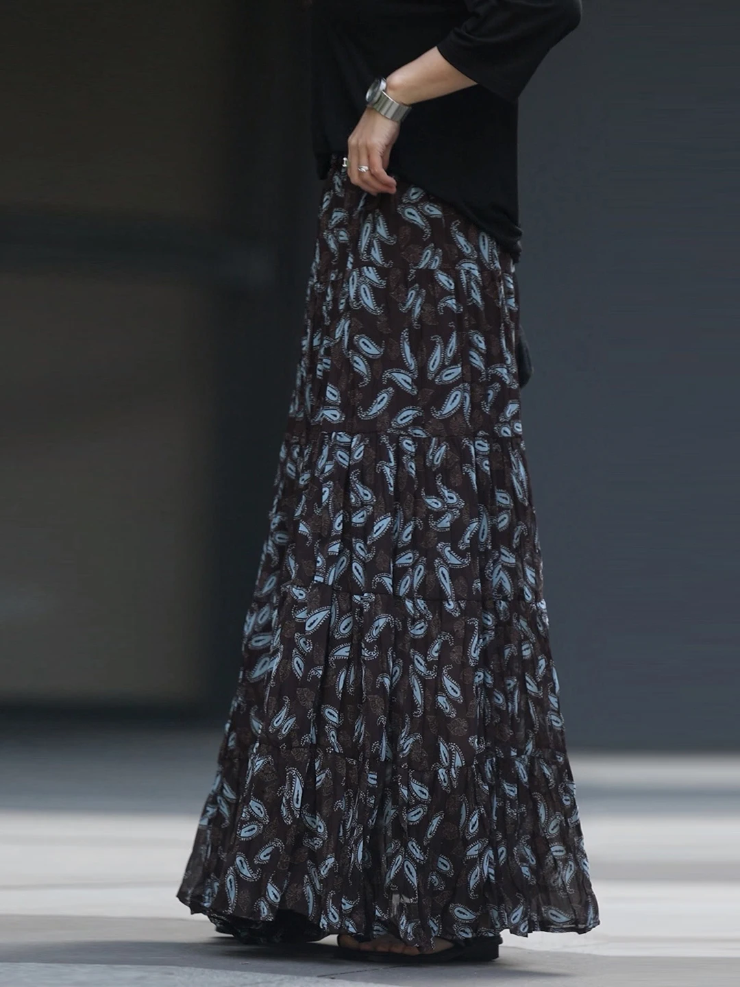 

Плиссированная юбка миди цвета кофе в винтажном стиле, очень длинная, коллекция Весна 2026, с высокой талией, А-силуэт, свободный крой, из полиэфирного волокна