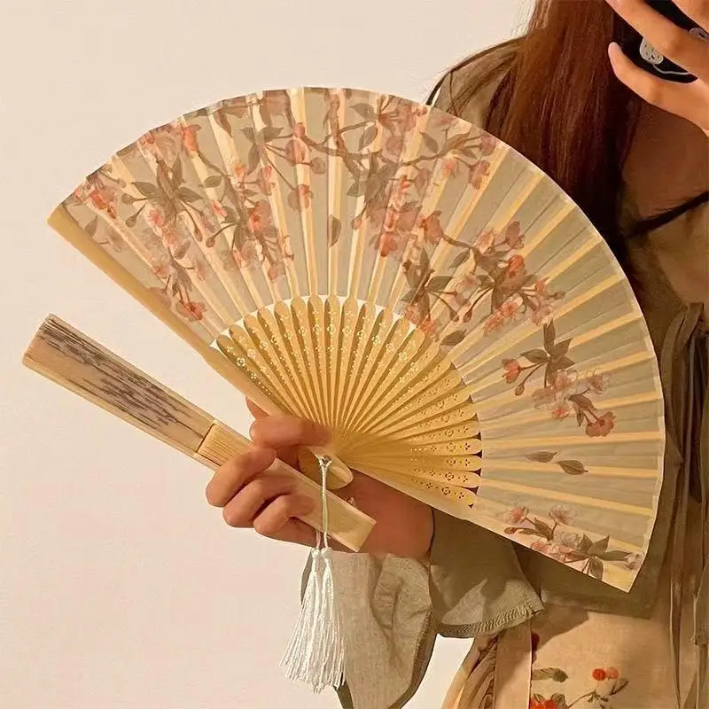 Tragbarer Handfächer im neuen chinesischen Stil, Tanzrequisiten, Retro-Muschelfächer, Damen- und Herren-Bambus-Holz-Seidenblumen-Faltfächer – Detail 2