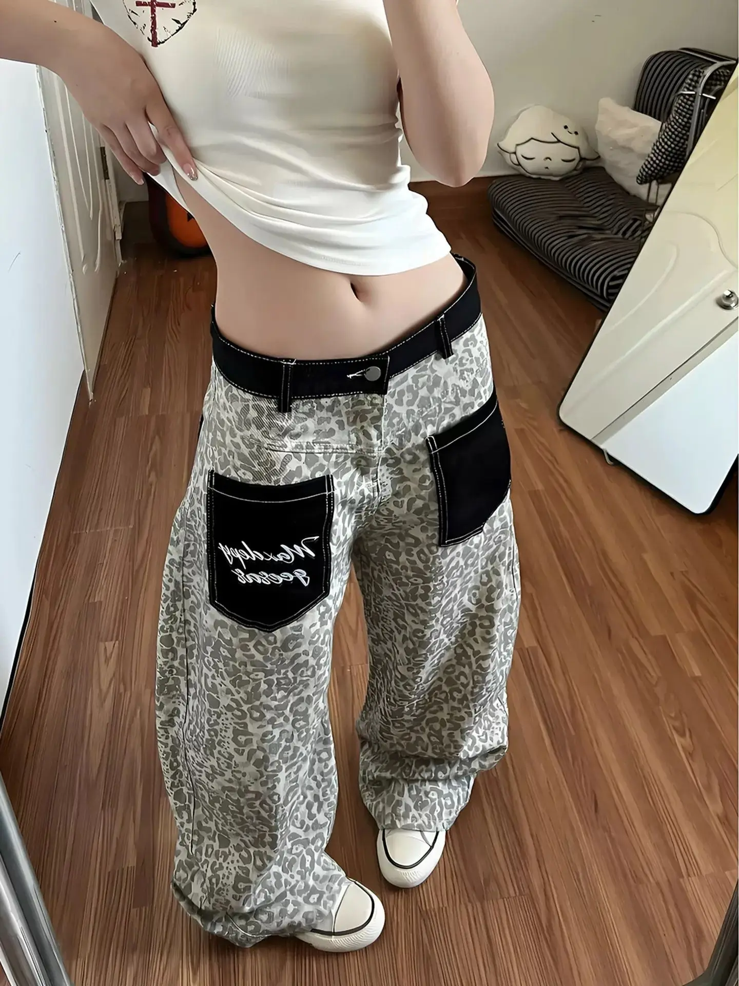 

Y2K Leopard Print Patch Pocket Jeans Men Women American Retro Street Loose Wide Leg Curved Knife Casual Pants