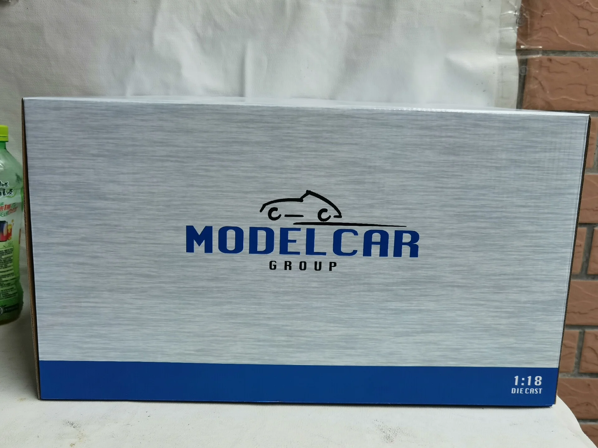 

Металлическая модель автомобиля BENZ SK II в масштабе 1/18 от Diecast MCG с отдельной педалью и отсоединяемой лампочкой