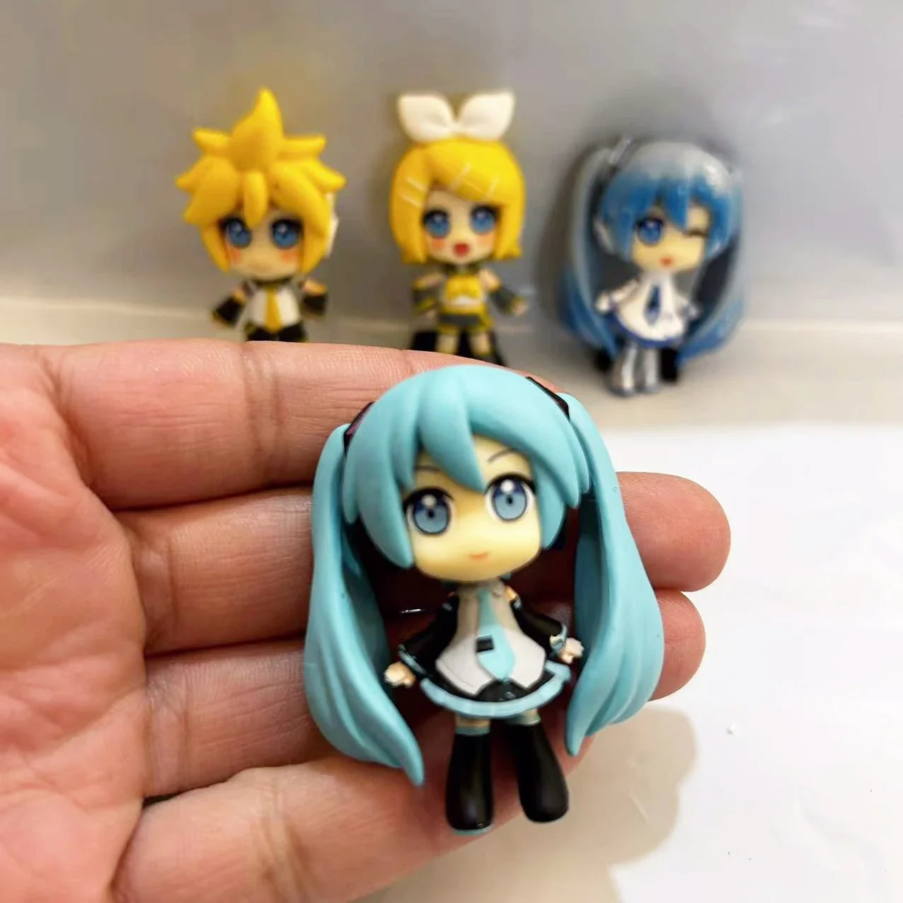 

1pcs Random Style 2025 New 5CM Anime Virtual Singer Hatsune Miku Kagamine Rin Len Kawaii Figure Model Toys Doll Ornaments Gifts