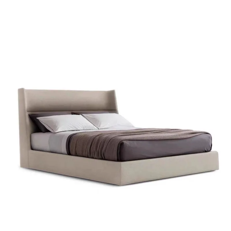 غرفة نوم رئيسية ناعمة ومثبتة وحديثة وبسيطة وسرير أرضي كريمي