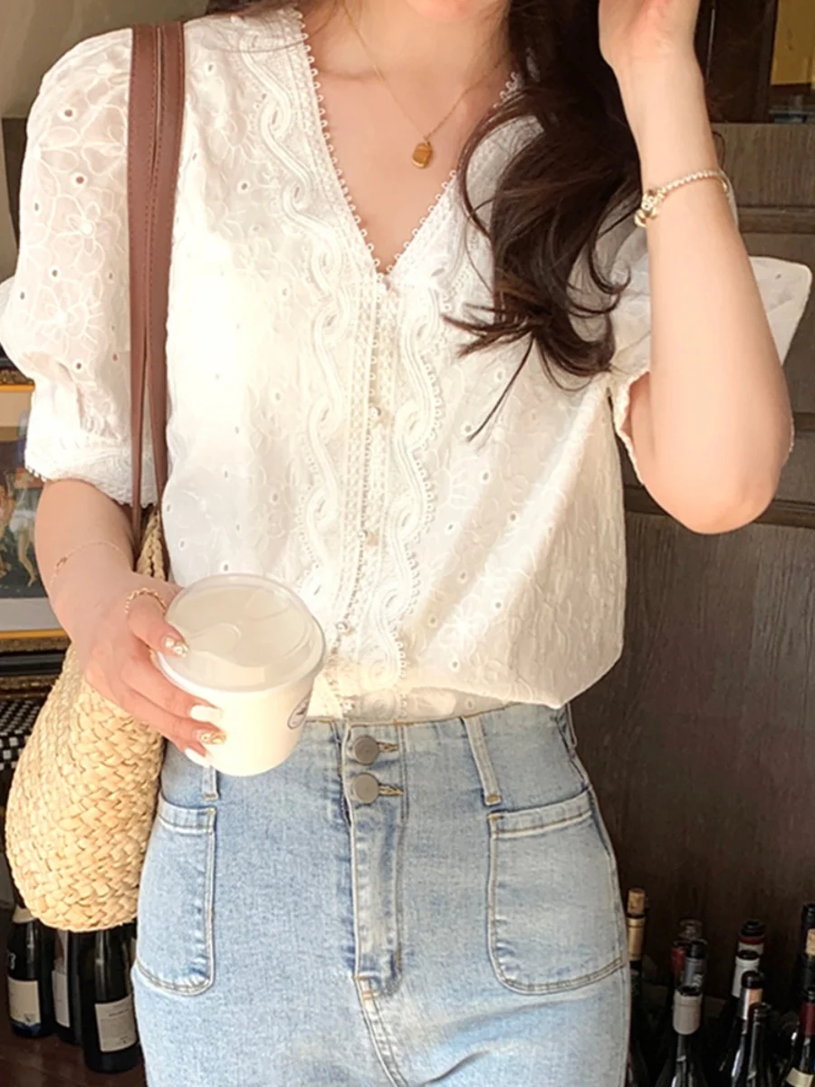 

Новый летний женский топ с кружевной отделкой в стиле ретро, белый, модный, с V-образным вырезом, сладкий, базовый слой