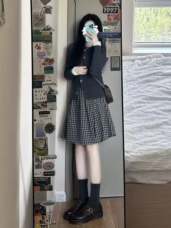 

Корейский стиль: комплект из юбки и топа в клетку, 26 предметов, красивый и уникальный комплект из двух предметов с юбкой средней длины, удобный и модный.