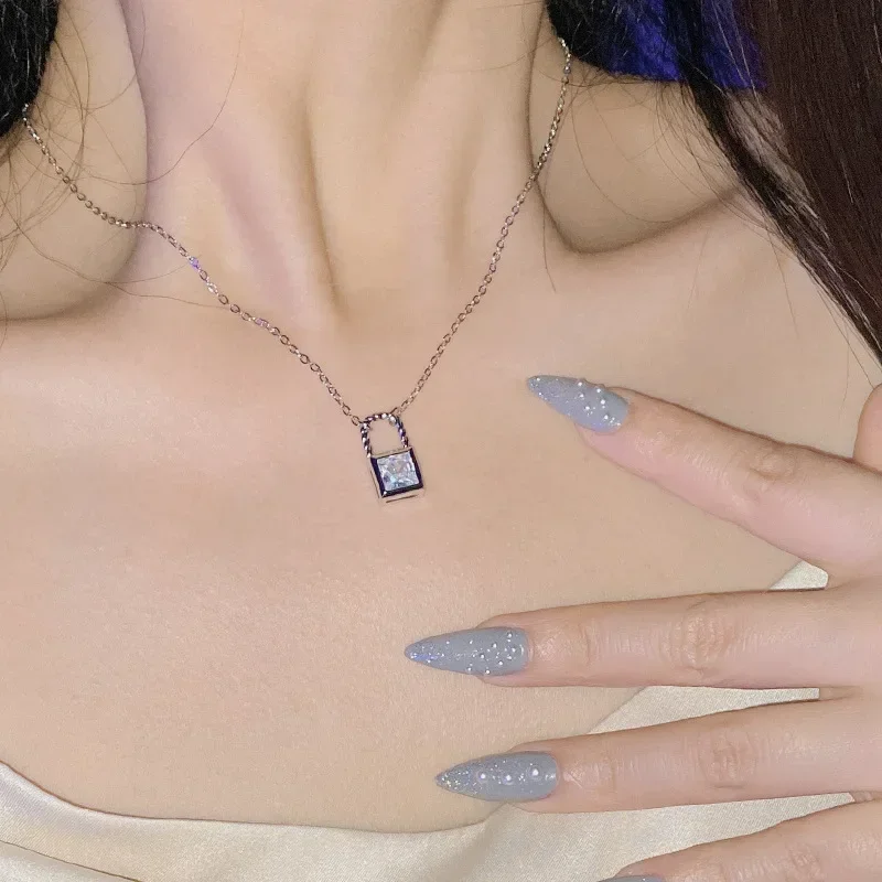 

MDL Moissanit1 Style Original Sparkling Zirconia Diamond Plated 18K Gold Simple Small Fresh Cold Wind Heart Lock Pendant