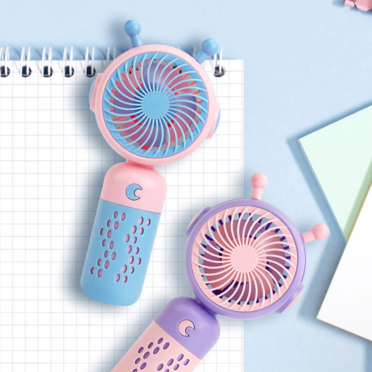 مروحة محمولة صغيرة كرتونية جديدة مع أضواء USB قابلة لإعادة الشحن وتدوم طويلاً ومحمولة للسفر ومروحة صغيرة قابلة للتدوير