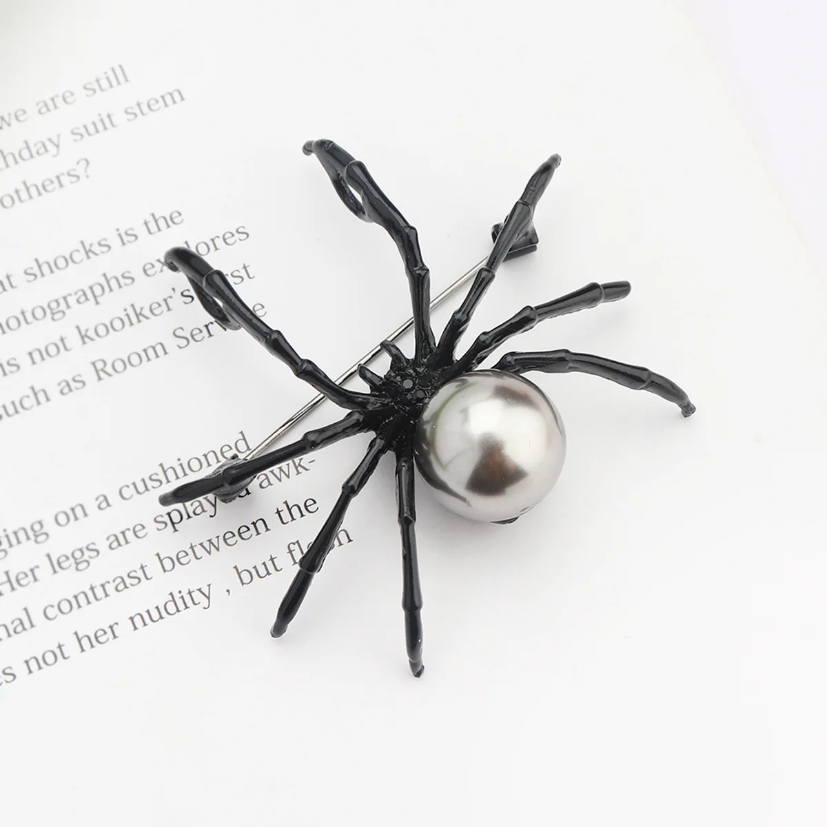 Fashion Personality Black Spider Pearl Brooches Punk Halloween Metal Pin Backpack Clothes Lapel Badge Retro Jewelry Wholesale