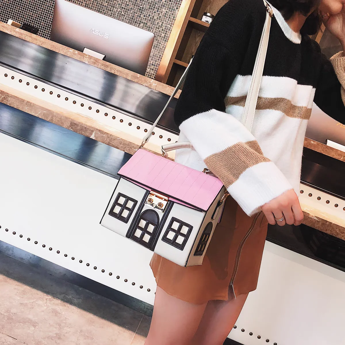 

Luxury Niche Designer Girl Soft Girl Handbag High Fashion Simple Small Square Bag Commuting Versatile Cartoon Cute House Bag