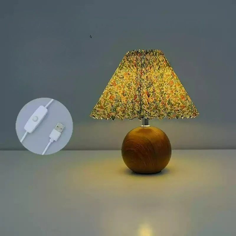 Lampada da comodino a LED Simpatiche piccole lampade pieghettate per comodino Circolare in noce Luce ambientale USB Decorazione camera da letto Luce notturna