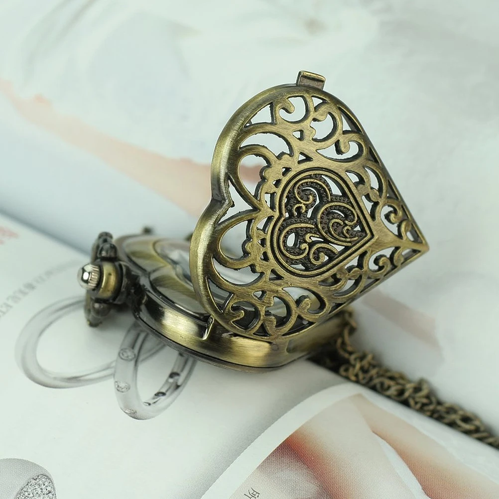 Orologio da tasca vintage a forma di cuore Creativo personalizzato inciso argento Design classico Durevole Piccolo leggero Pratico