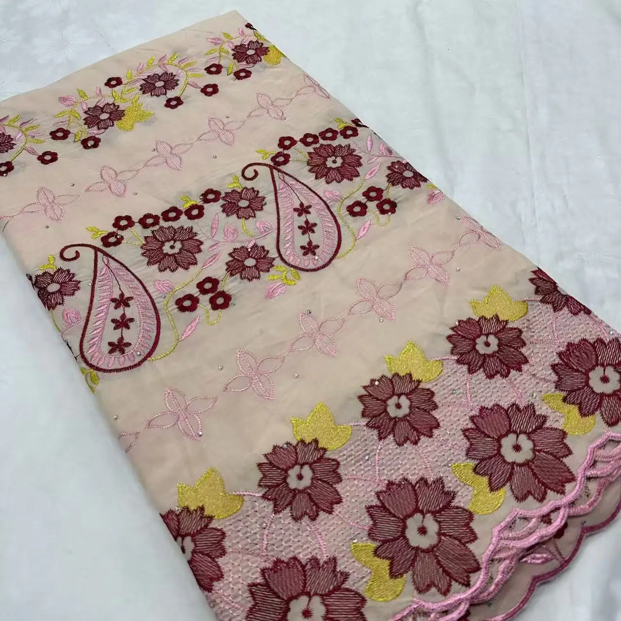 

2026Высококачественная швейцарская кружевная вуаль в Швейцарии, африканская нигерийская кружевная ткань, 100% хлопок с камнями, мягкая вышивка для вечеринки