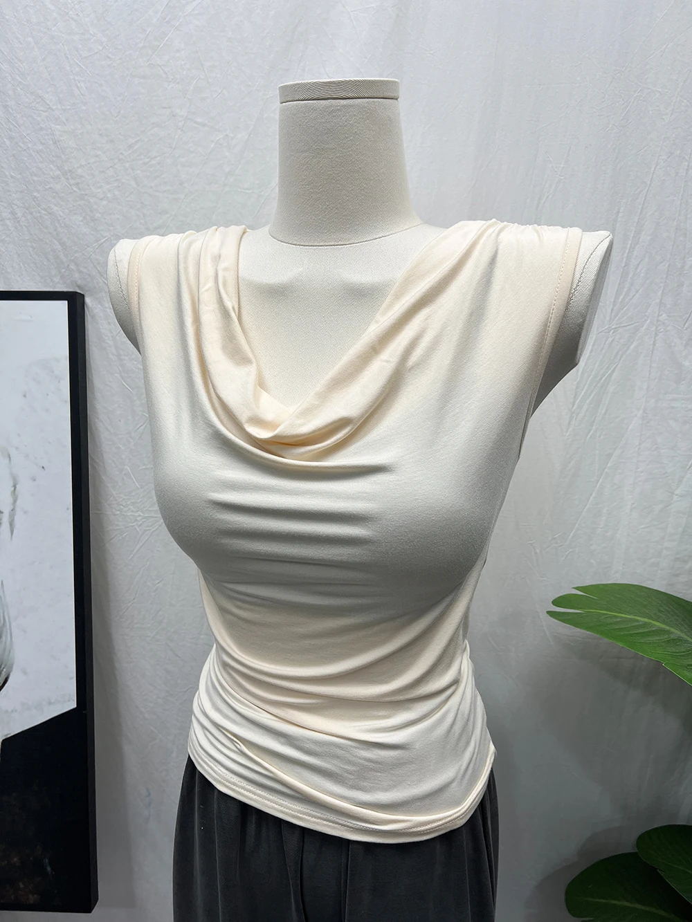 Women's Slim Fit Vest Top Stack Sleeveless Summer Commute Style Korean Version Short Length Classic Pattern Thin Material