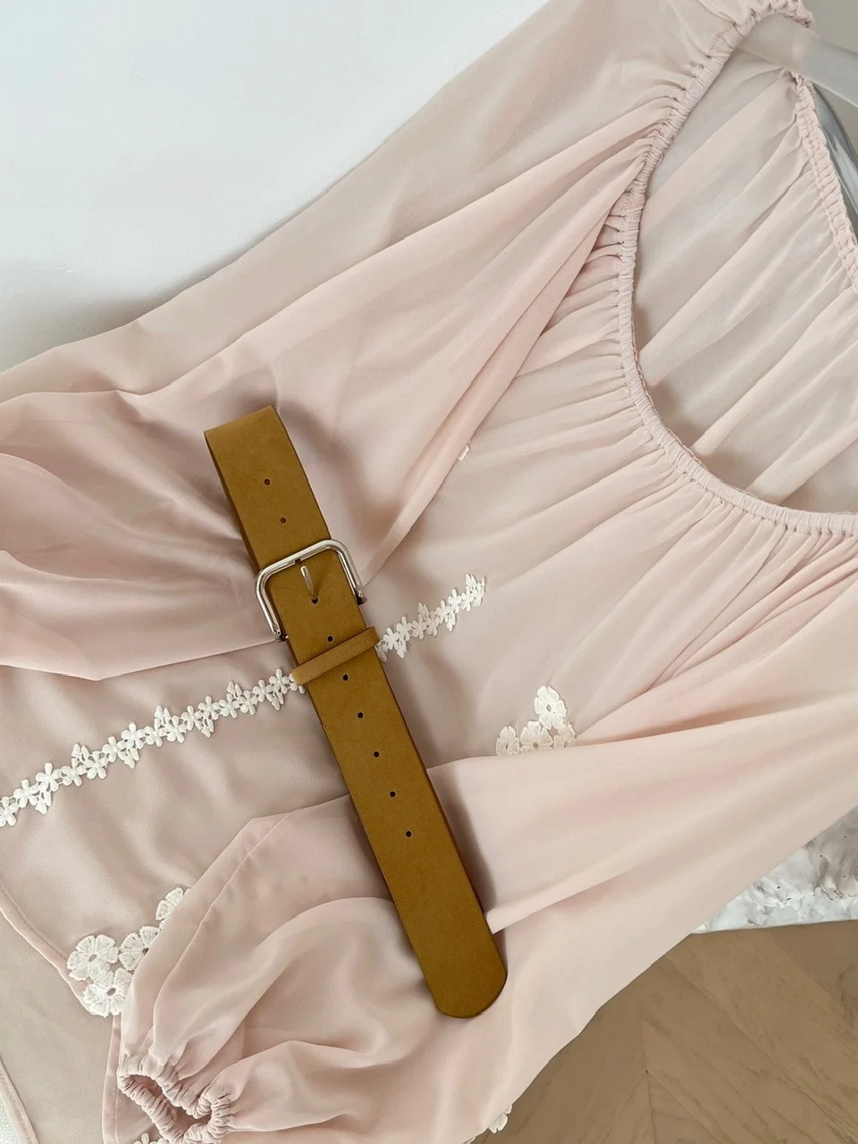 قميص فضفاض بأكمام طويلة بتصميم ثلاثي الأبعاد على شكل زهرة من Fairies Heavy Industry، مع ربطة عنق على الكتف وتصميم شيفون أنيق،...