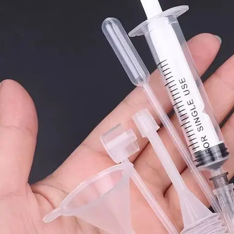 ชุดอุปกรณ์เติมน้ำหอม 6 ชิ้น/ชุด  ประกอบด้วย  กระบอกฉีดพลาสติก  หลอดดูด  หลอดหยด  กรวย  หัวฉีดสเปรย์  อุปกรณ์สำหรับเครื่องสำอาง