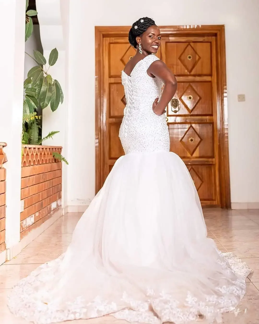 Customized Elegant African Black Girl Mermaid White Backless Long Bridal Dress Wedding Gown