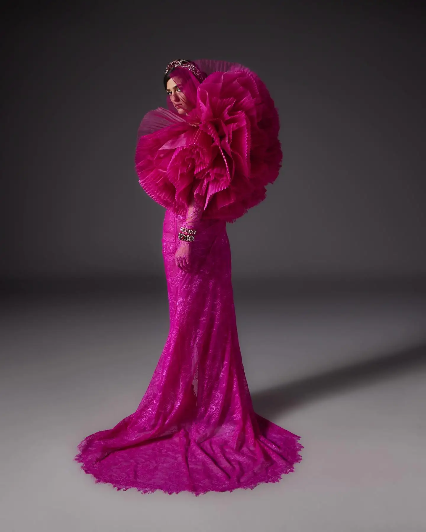 Gaun malam terpisah renda Fuchsia yang menakjubkan dengan gaun pesta Formal mode Lengan Tulle berlipat Ruched Arab kristal berkilau