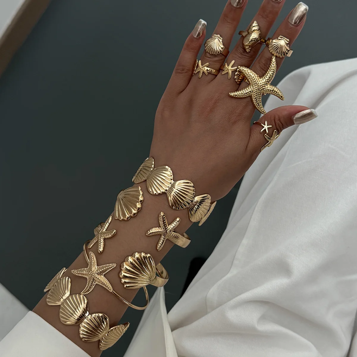 High Quality Beach Style Stackable Starfish Open Cuff Resort Mixed Scallop Hand Jewelry for Women