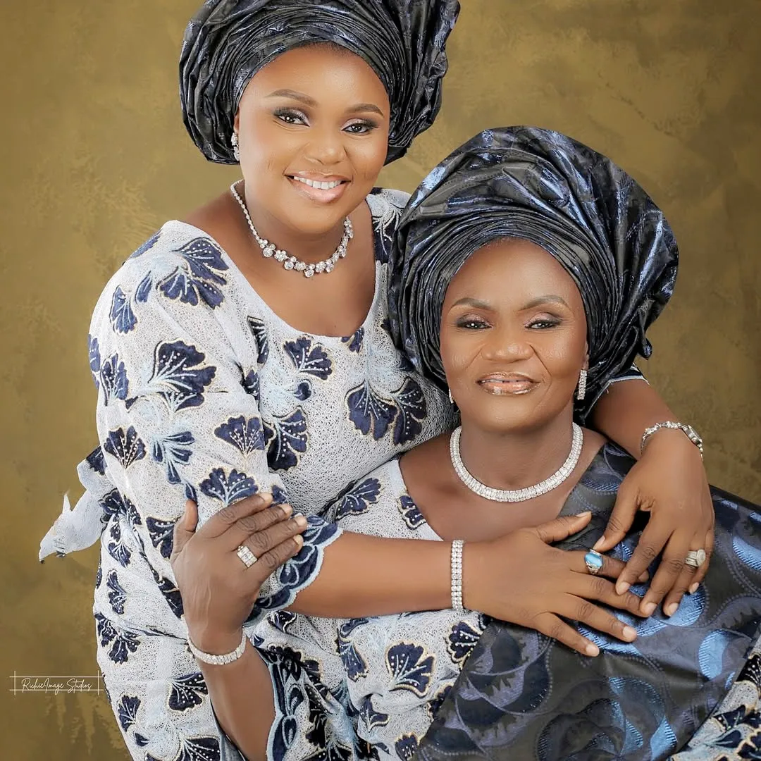 

Ткань для свадебного платья премиум-класса в нигерийском стиле 2025, бархатное кружево с лазерной резкой, высококачественный традиционный французский уникальный дизайн