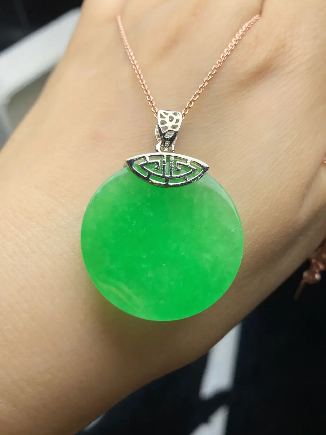 

Myanmar jadeite waxy ice yang green safe and sound card pendant, the color is spicy, which means to send yourself a Valentine's