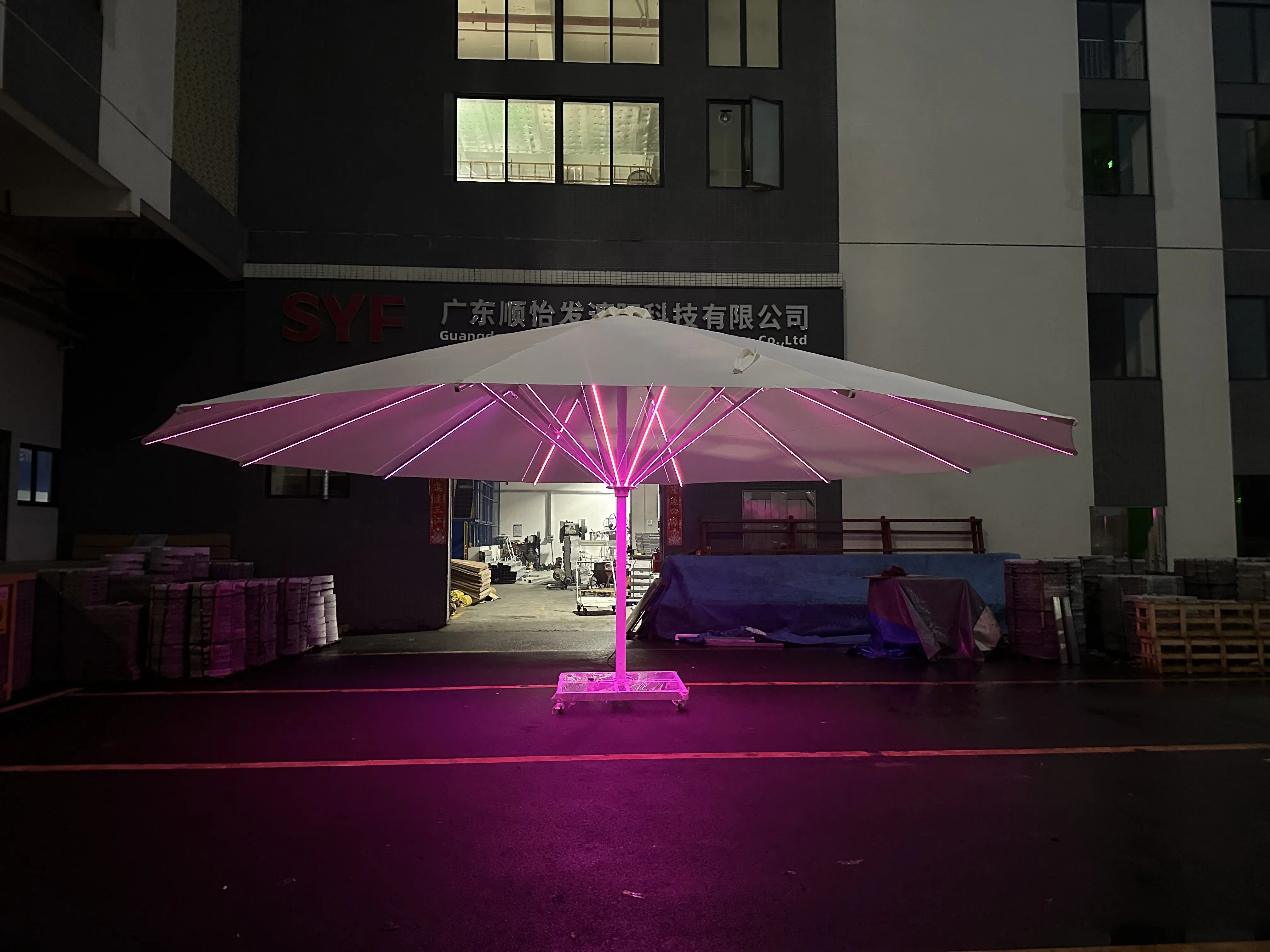Ombrellone LED da Esterno 7M, - Outdoor Furniture Supplier recensione e prezzo