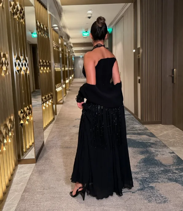 تخصيص جودة عالية بلا أكمام الخامس الرقبة الرسن مطرز يزين طول الأرض فستان رسمي أسود المرأة أنيقة Serene Hill