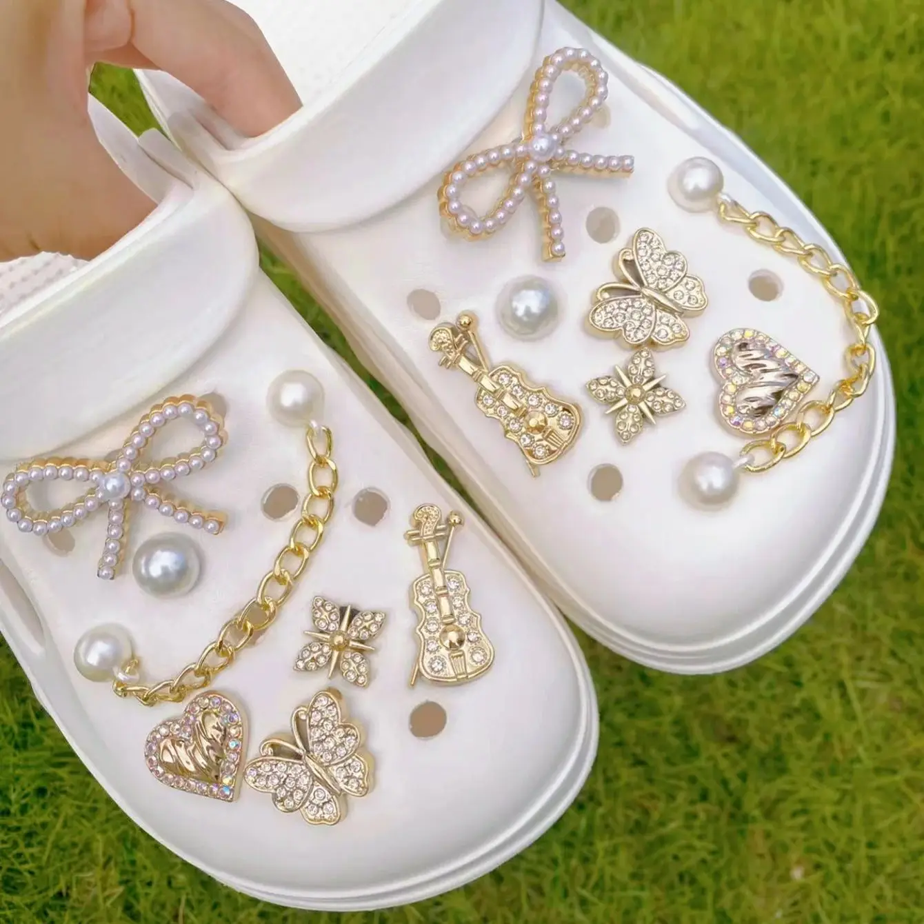 14 pièces de chaînes de perles ABS dorées, nœuds, violons, coeurs, papillons, perles et autres boucles de chaussures en résine ABS, décorations DIY