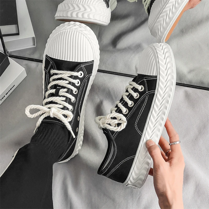 

Молодежная дышащая спортивная обувь. Пара уличной повседневной обуви. Студенческая удобная парусиновая обувь. Туфли на шнуровке с большой головкой. Ультралегкие.