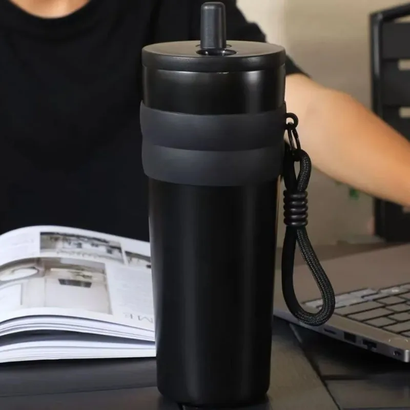 

Large capacity 700ml insulated travel water bottle with straw and leak proof lid, stainless steel portable water bottle