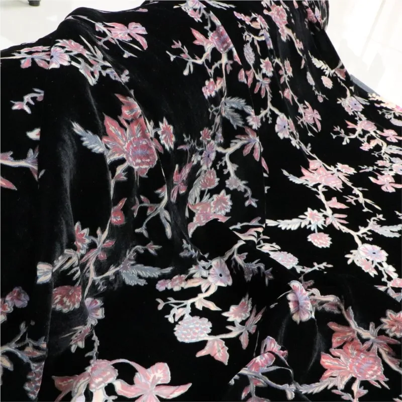 ชุดนอนผ้าไหมพิมพ์ลายกำมะหยี่ทอลายแบบมีลายขุ่นและลายไหมพรมแบบเผา