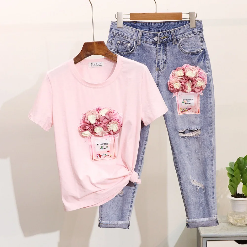 

Denim Suit Female 2023 Autumn New Sequined Perfume Bottle Flower Short-sleeved T-shirt + Ripped Ankle-length Jeans 2-piece Set