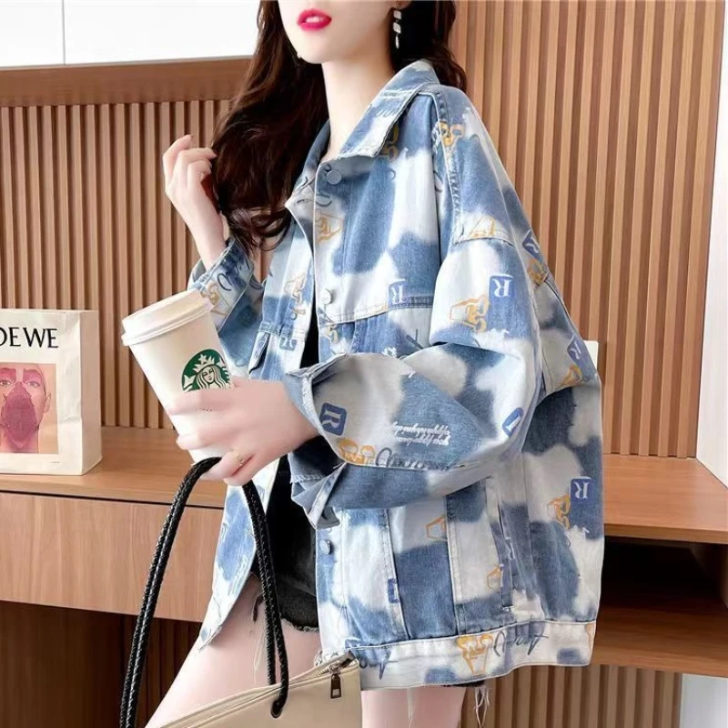 

Женская свободная джинсовая куртка с принтом в стиле хип-хоп, новинка 2023 года, весна-осень, короткий миниатюрный индивидуальный топ, стильный корейский стильный топ