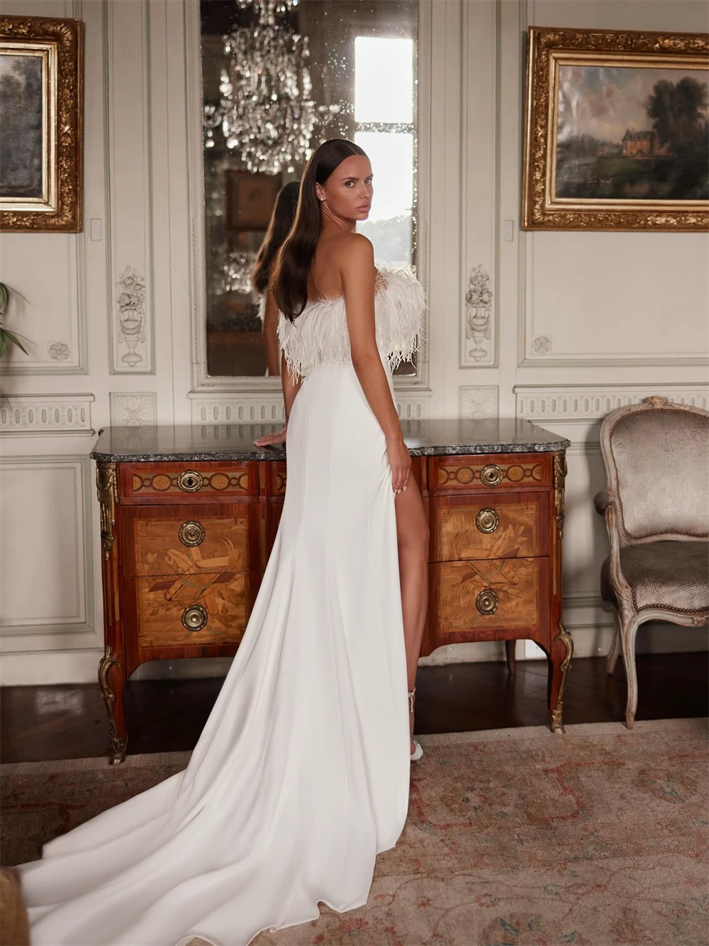 Customized Fashion White Jersey Wedding Dresses for Woman Court Train Bridal Gowns Strapless Feathers Back Robe de soirée