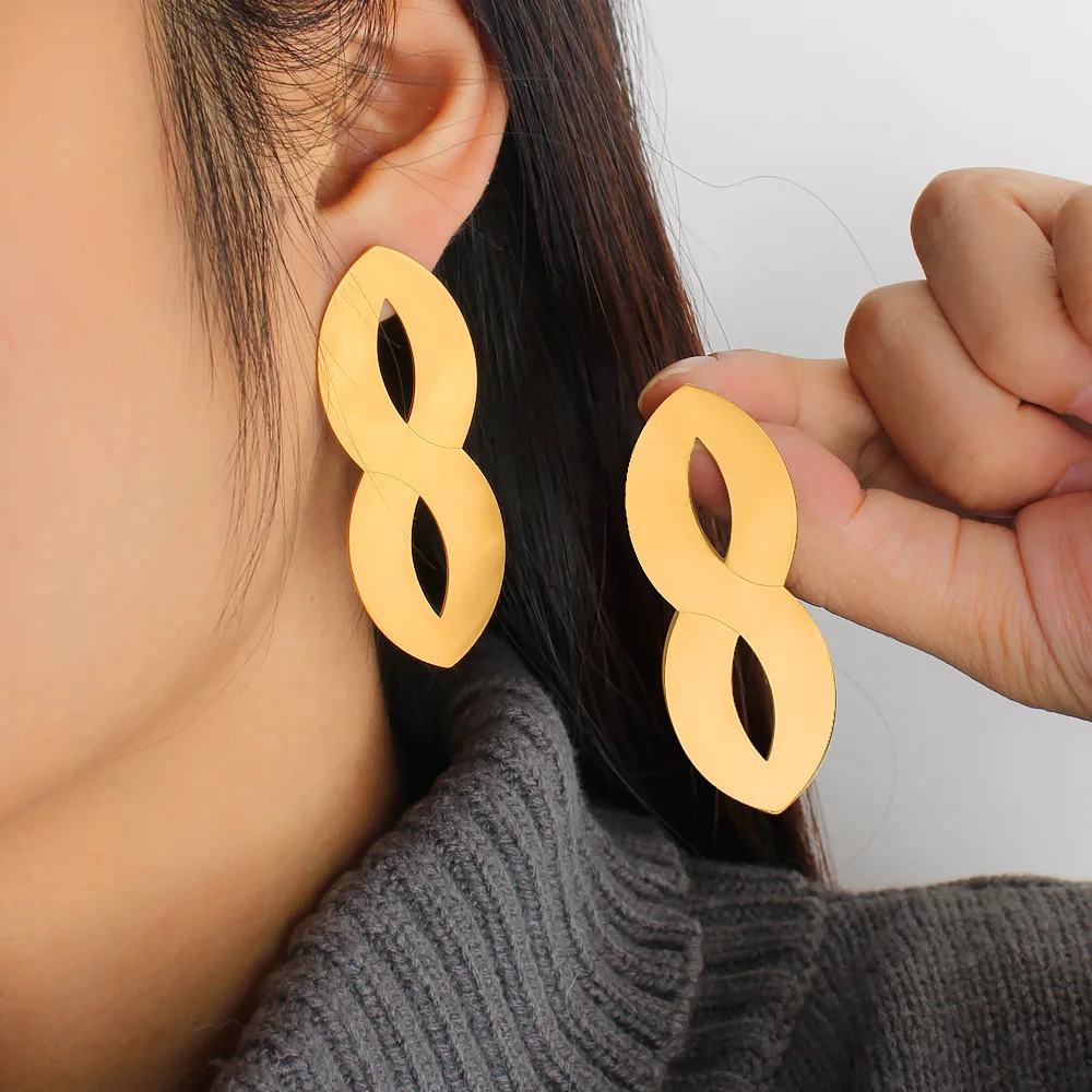 DIY accessories Minimalist niche design high-grade light-sensitive 8-character stud earrings titanium steel plated 18K gold casu