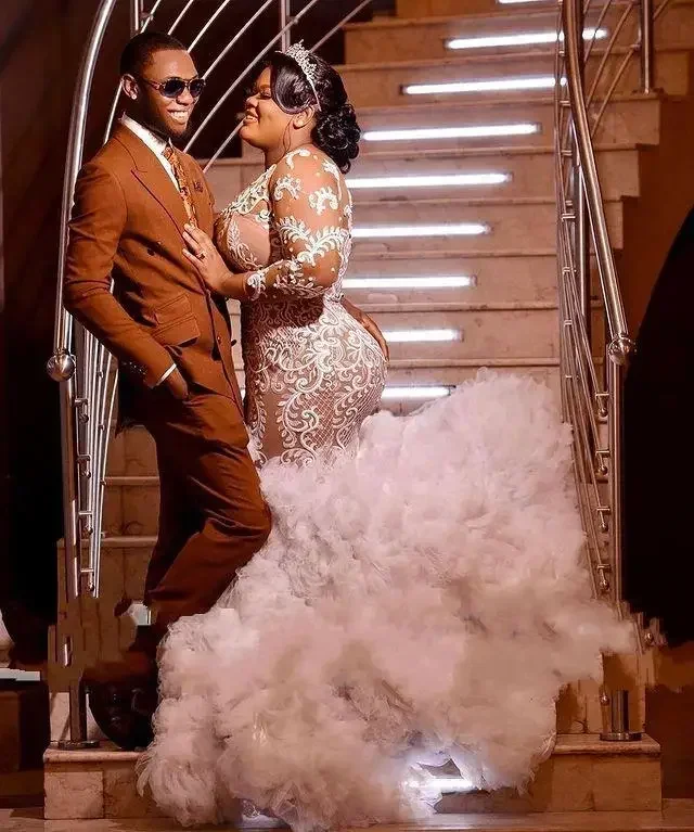 Maßgeschneiderte Illusion mit langen Ärmeln Plus Size Brautkleid Vestidos De Novia U-Ausschnitt Afrikanischer Tüll Müde Rüschen Brautkleider