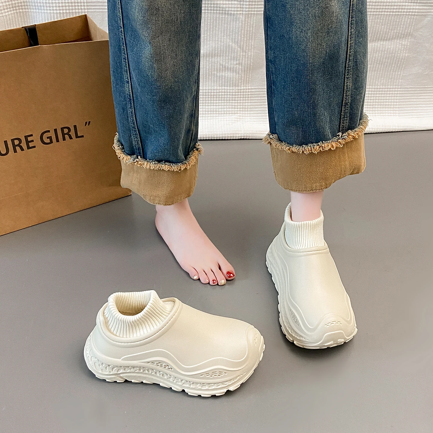 شباشب قطنية مبطنة ودافئة جديدة للشتاء، أحذية خارجية مقاومة للماء والثلج. أحذية قطنية مقاومة للانزلاق ومقاومة للاهتراء