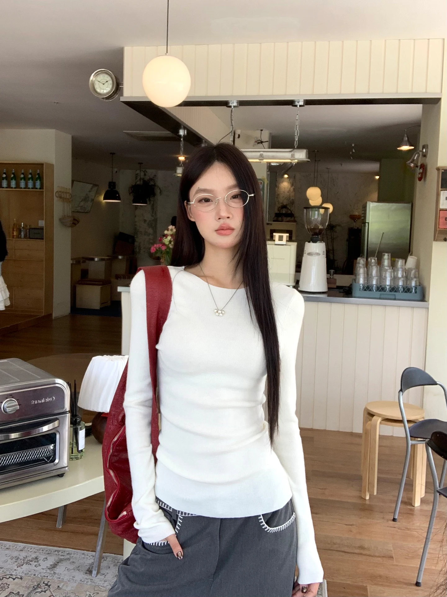 سترة نسائية محبوكة بياقة دائرية من ريد سيليبريتي ستوديو، تصميم ضيق وأنيق، إحساس راقي، موضة خريفية عصرية بلمسة ناضجة