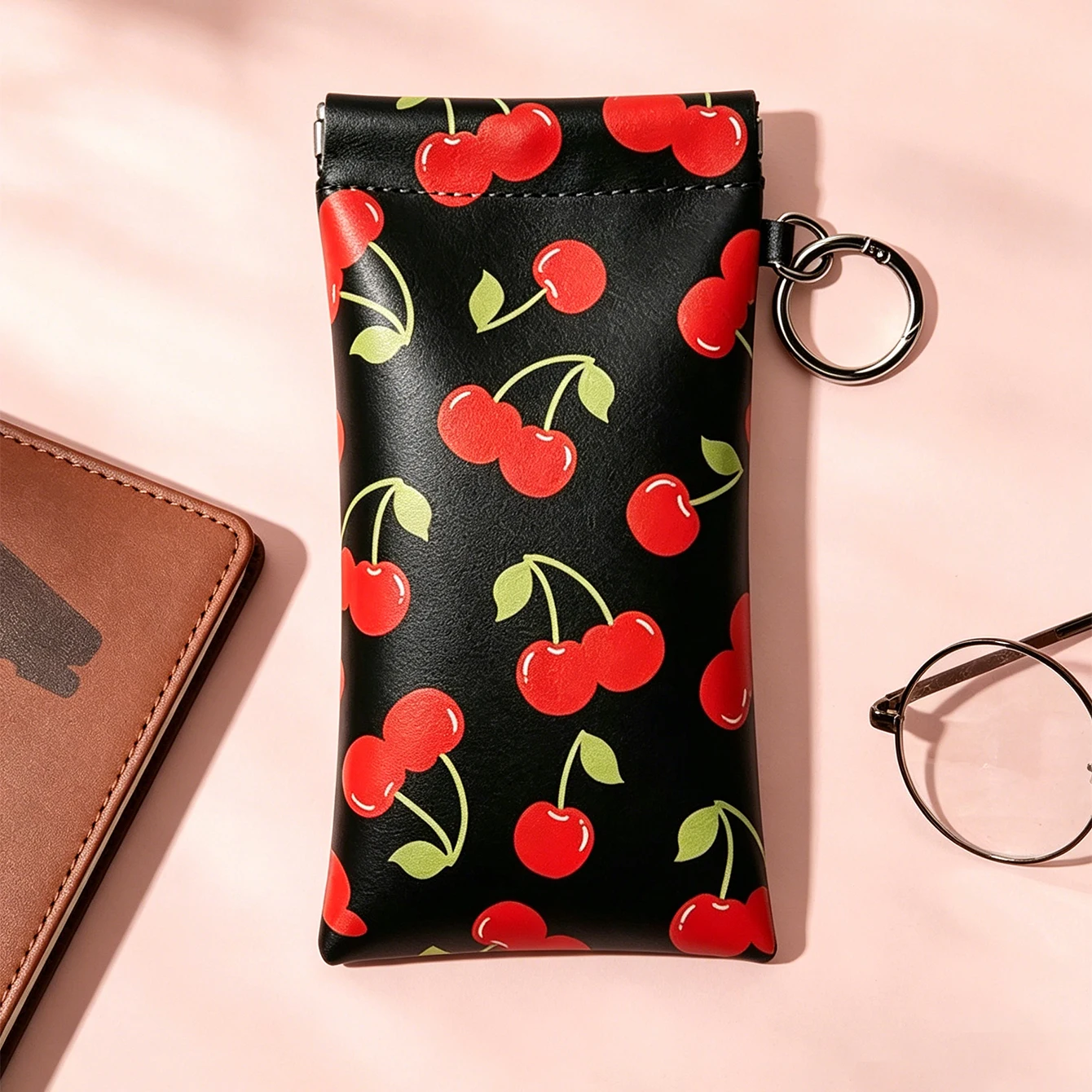 Bonita funda para gafas de sol con estampado de cerezas y llavero, estuche para gafas de cuero PU suave, bolsa para gafas con patrón de frutas para mujer, para viajes diarios