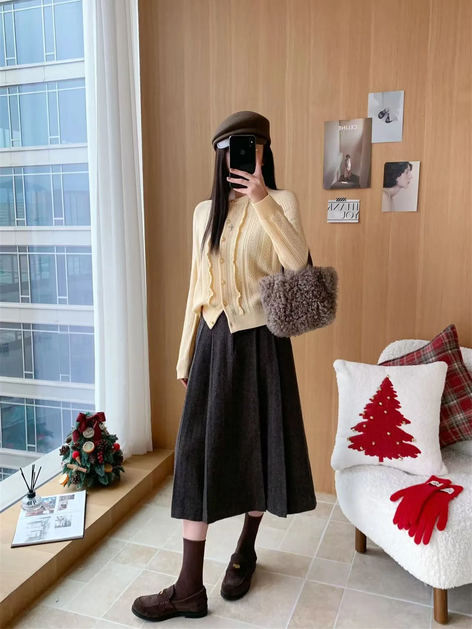 Suéter de lana tejido con pliegues y falda acampanada de cintura alta en marrón metalizado, diseño casual de cintura alta para el día a día.