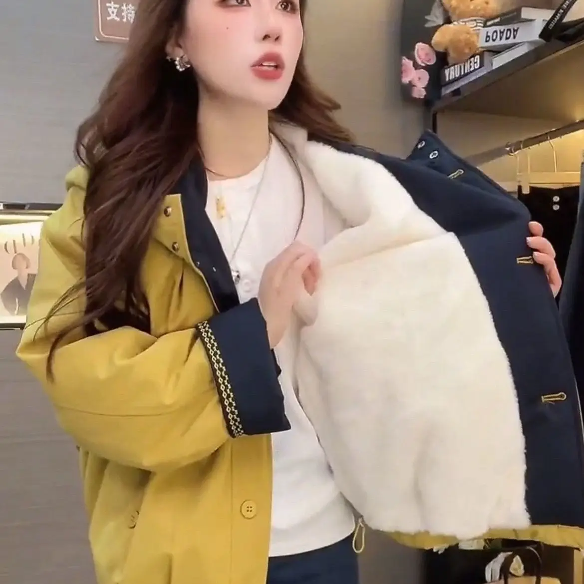 

Зимняя короткая куртка с капюшоном для женщин, новинка 2025, свободный топ, повседневная толстая плюшевая куртка с вышивкой и цветными блоками