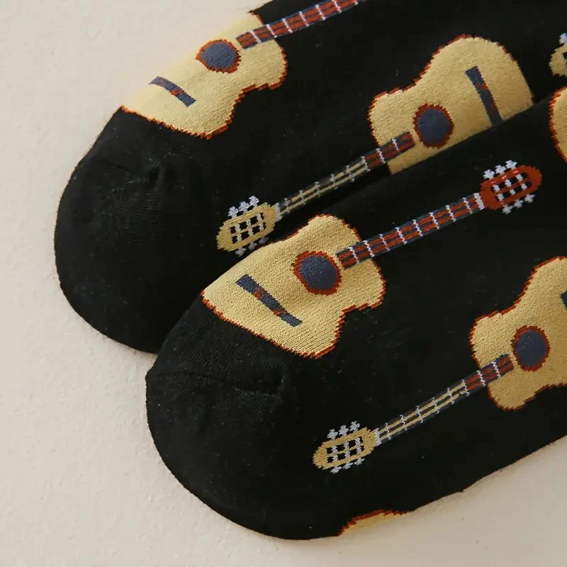 1 par de calcetines de tubo medio con estampado de guitarra para hombre, calcetines informales transpirables suaves y cómodos con cuello redondo y dibujos animados versátiles a la moda