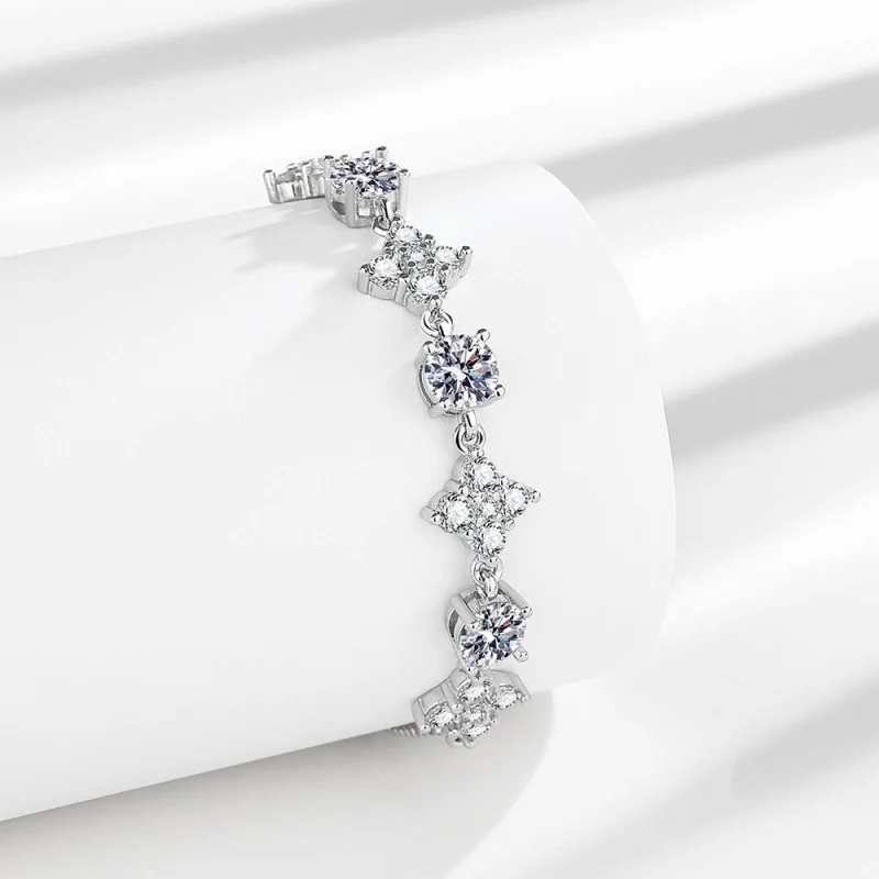 

Beautiful crystal bracelet. Lucky zircon bracelet, suitable for women to wear. Fashionable and elegant accessory.