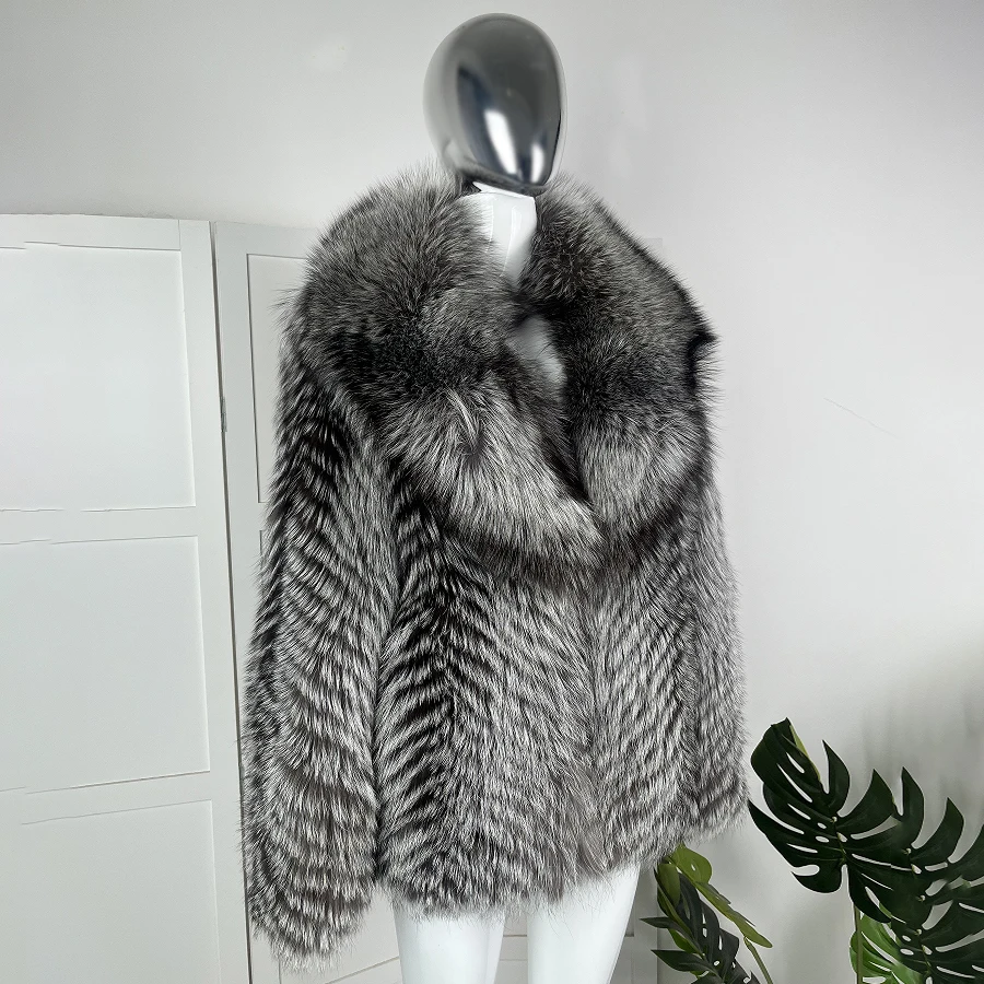 Echter Silberfuchs-Pelzmantel mit Umlegekragen Damen Kurze Winter-Pelzjacke Echter Pelzmantel in Kurzlänge Modische Pelzige Oberbekleidung