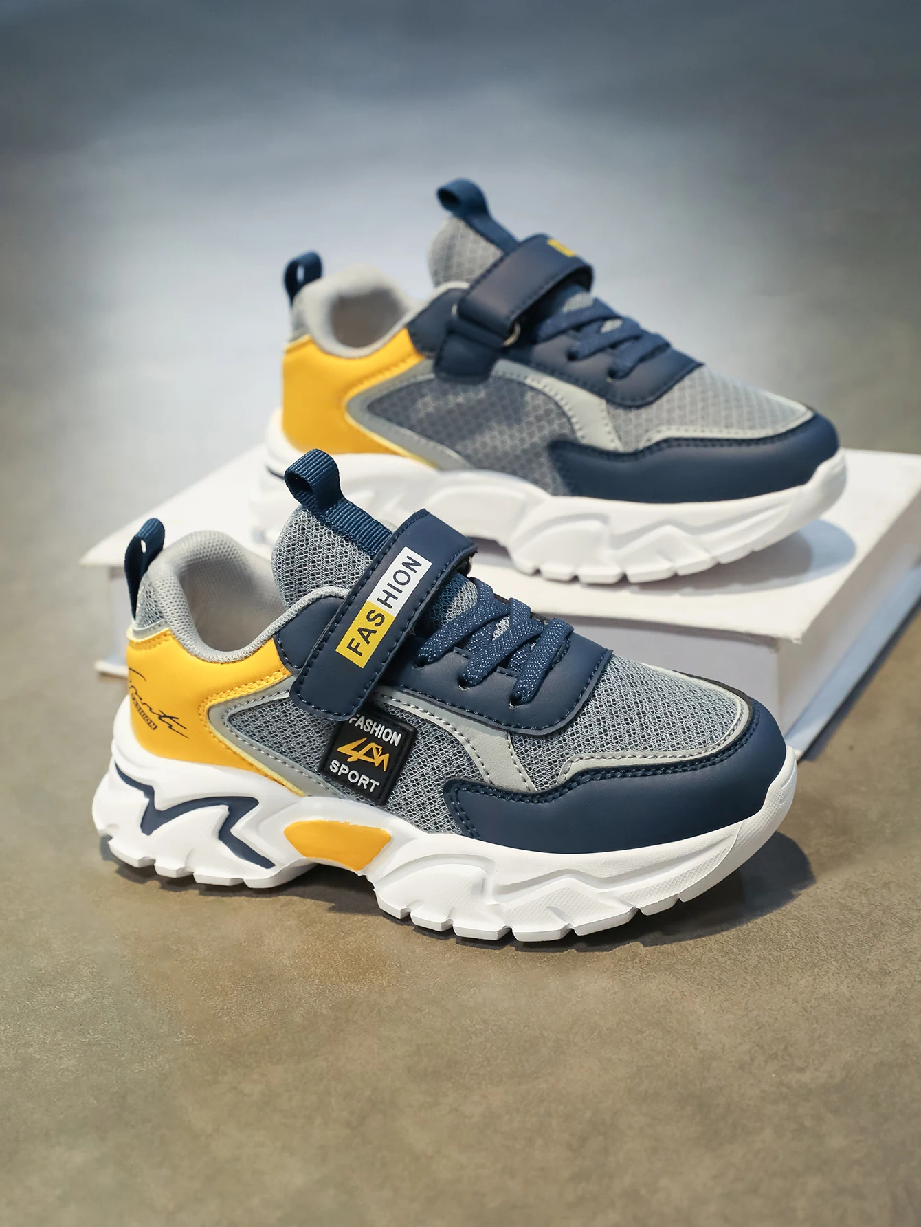 

Kids Fashion Casual Sneakers Convenient Velcro Design Letter Decoration for Outdoor Activities and Daily Wear Plaid Kids Shoes