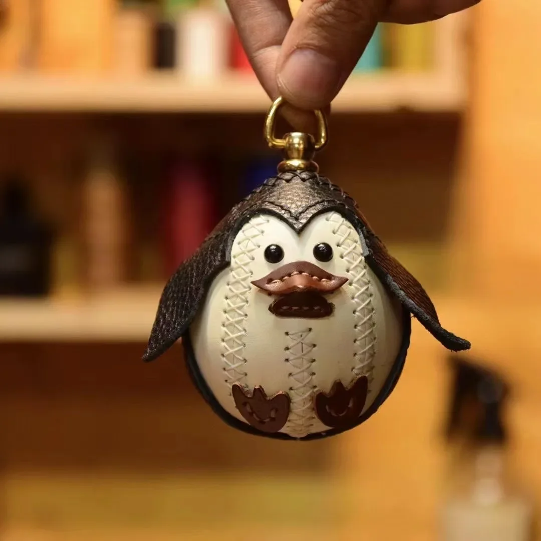 Muñeca de pingüino de cuero genuino de gama alta, juguete de regalo para colgantes de bolsos, adornos de piel de vaca