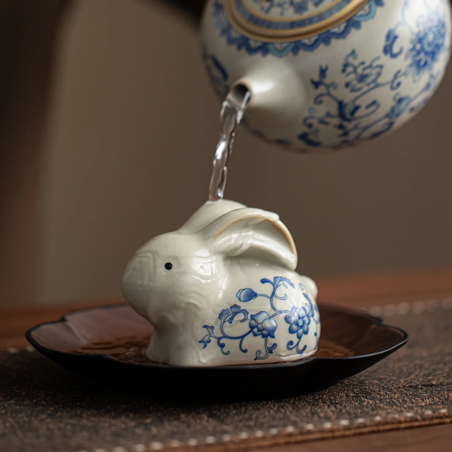 Ru Kiln Cute Rabbit Tea Pet Ornament Ice Crack Glaze Ceramic Tea Play Brush Rest Teaware Accessory Home Tabletop Decor Gift