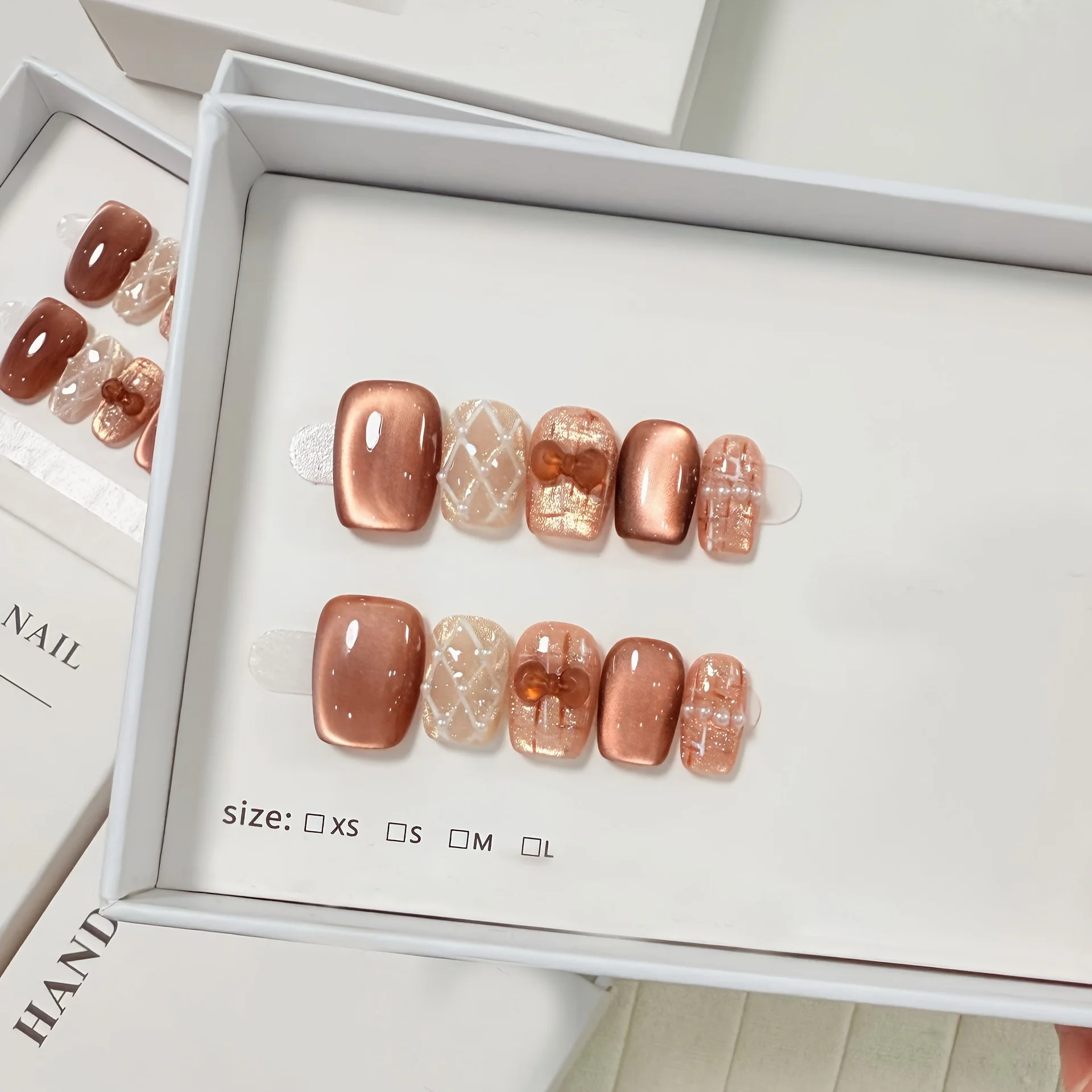 10 szt. Ręcznie Robione Paznokcie Dociskane Brązowy Wzór Diamentowy Kokarda Pełne Pokrycie Końcówki Paznokci dla Kobiet i Dziewcząt Zdejmowane Noszone Sztuczne Paznokcie