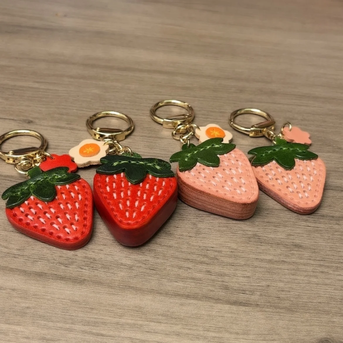 The first layer of cowhide, genuine leather, multi-layer cowhide pair, strawberry keychain, bag pendant.
