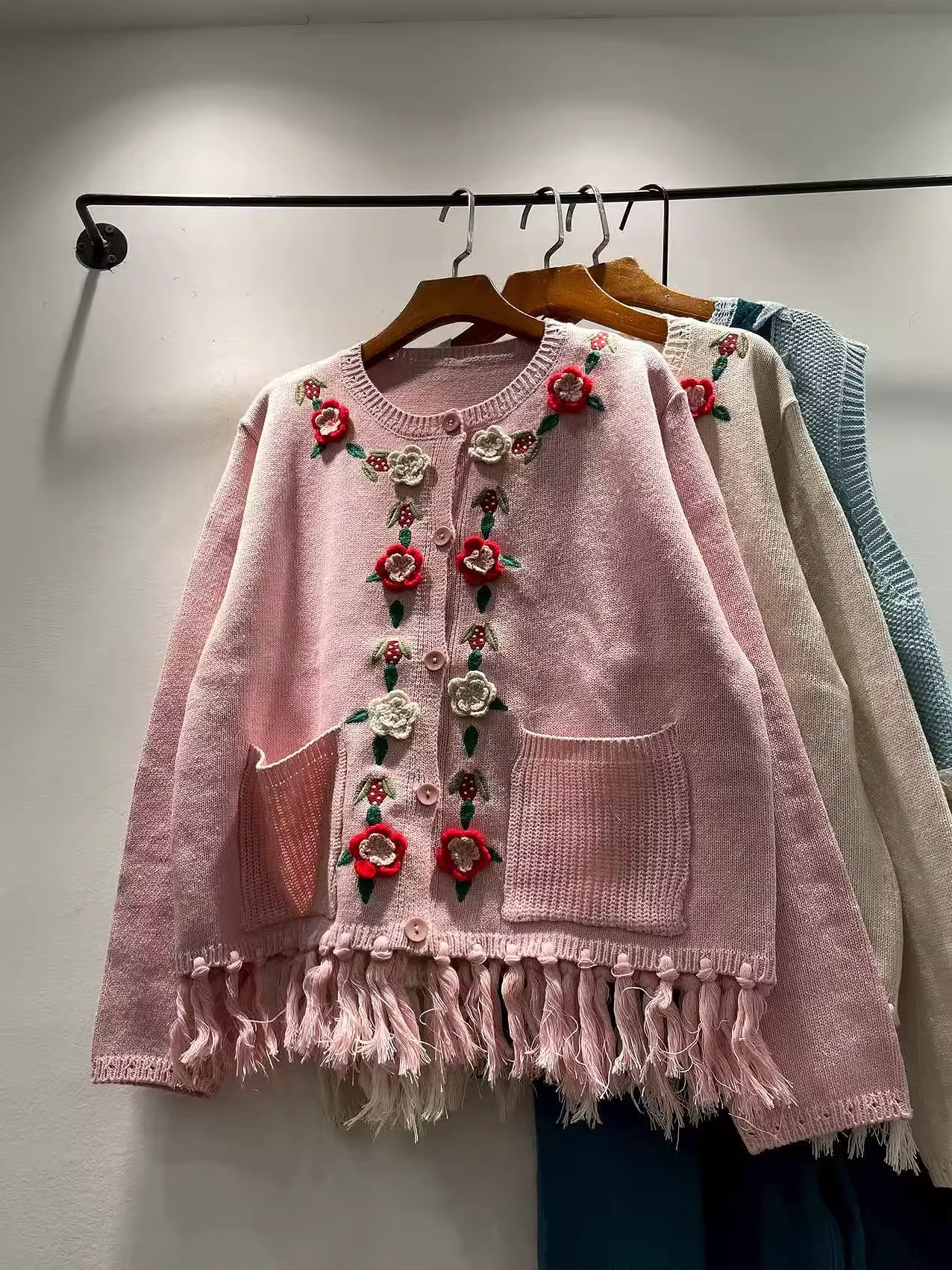 Odzież Mori kei w stylu japońskim różowy niebieski beżowy ręcznie robiony sweter z haftem kwiatowym dla kobiet jesienne oryginalne urocze ubrania