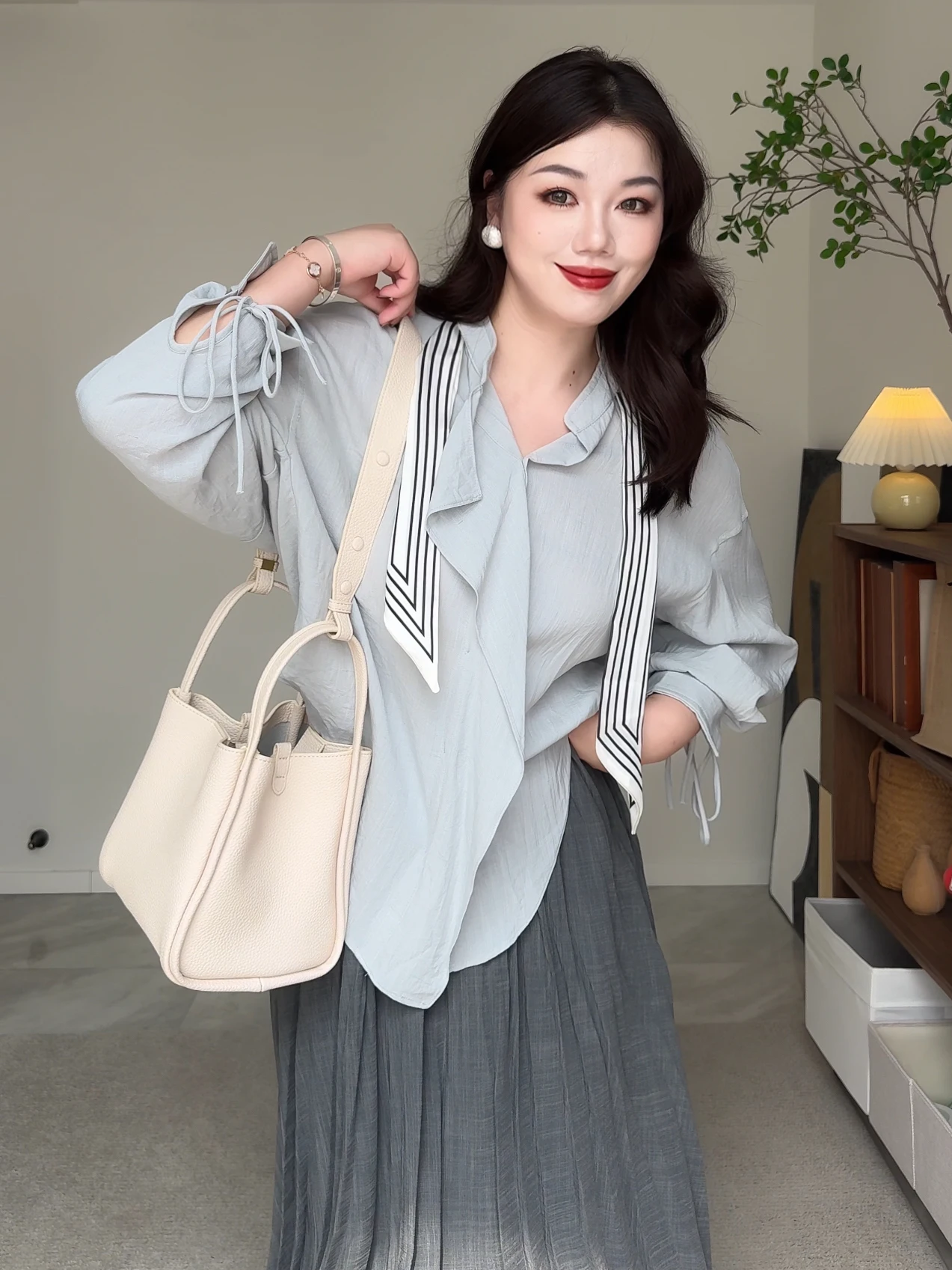 

Романтическая шелковая рубашка-накидка с поясом, свободного кроя, для женщин, с эффектом стройности, во французском стиле, с пуговицами, рукавами-лепестками, длина миди