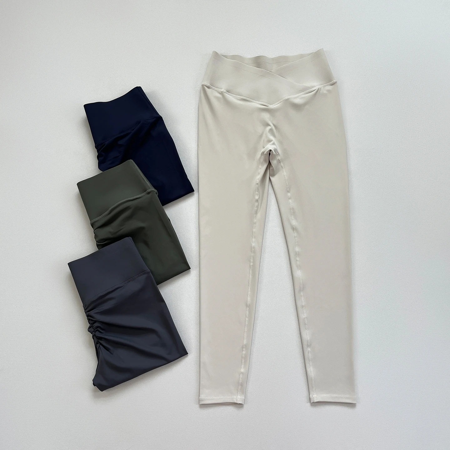 

The new cross-waist fitness yoga pants feature multiple colors, high elasticity for a slim fit, and a non-tight design when worn